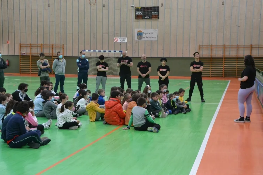 Foto 2 - Medio centenar de chavales se conciencia sobre el acoso escolar