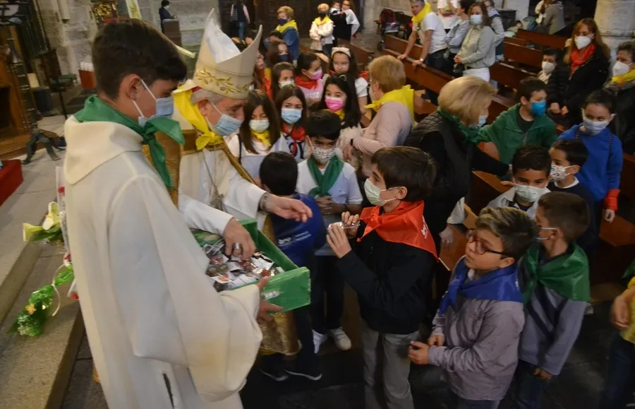 Foto 8 - Los ni&ntilde;os llevan sus flores a la Virgen Mar&iacute;a