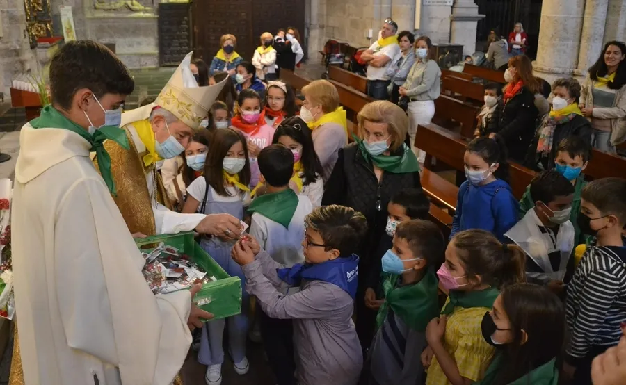 Foto 7 - Los ni&ntilde;os llevan sus flores a la Virgen Mar&iacute;a
