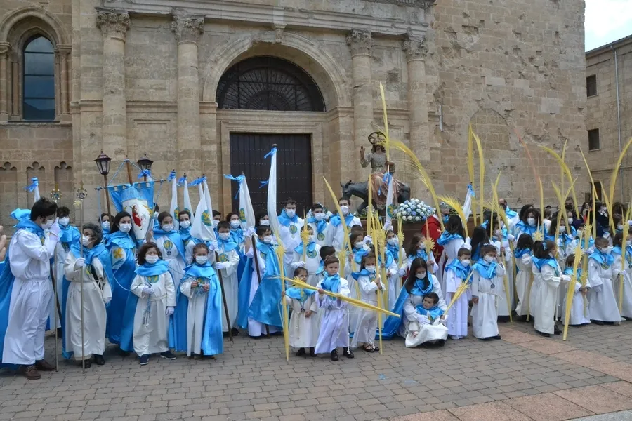 Foto 11 - La Borriquilla accede al recinto hist&oacute;rico pidiendo por la paz en Ucrania y en el mundo