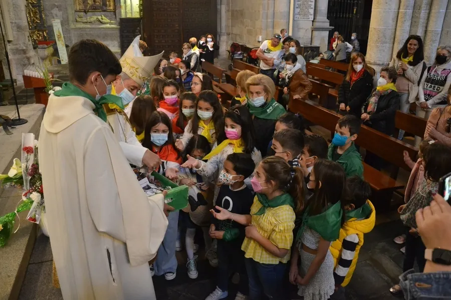 Foto 6 - Los ni&ntilde;os llevan sus flores a la Virgen Mar&iacute;a