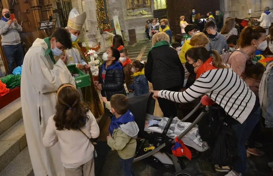Foto 5 - Los ni&ntilde;os llevan sus flores a la Virgen Mar&iacute;a
