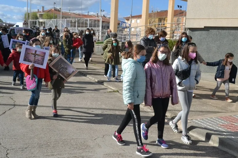 Foto 11 - El Viacrucis de los Ni&ntilde;os devuelve la Semana Santa a las calles tres a&ntilde;os despu&eacute;s