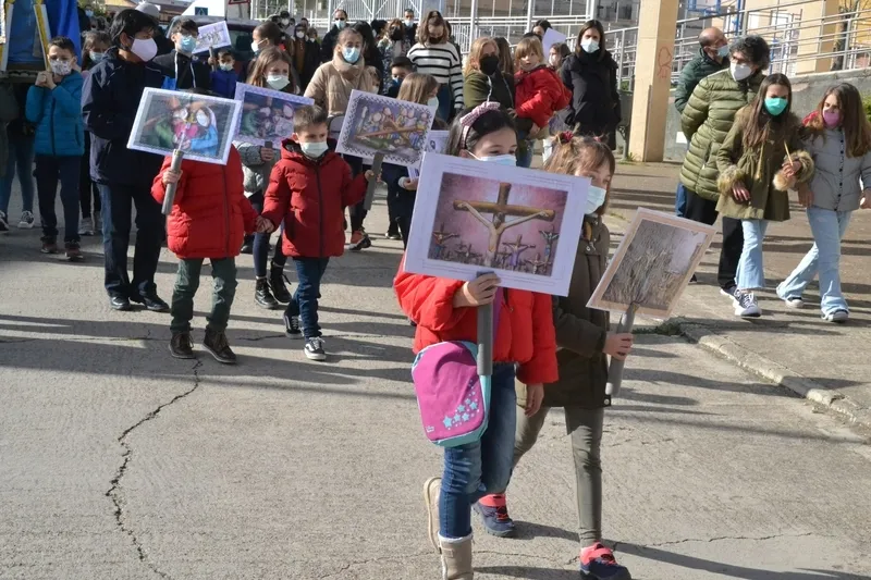 Foto 10 - El Viacrucis de los Ni&ntilde;os devuelve la Semana Santa a las calles tres a&ntilde;os despu&eacute;s