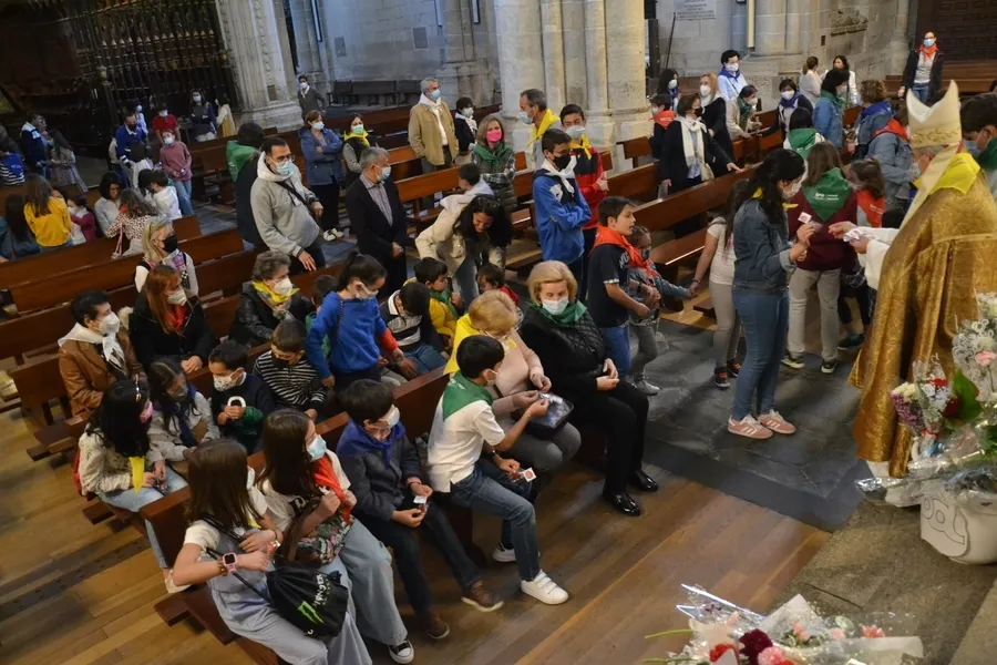 Foto 3 - Los ni&ntilde;os llevan sus flores a la Virgen Mar&iacute;a