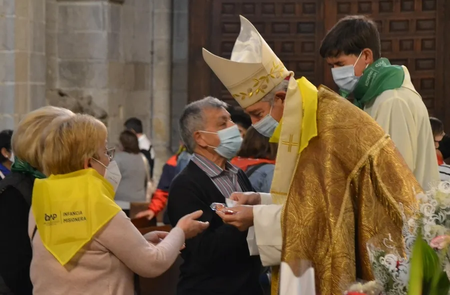Foto 2 - Los ni&ntilde;os llevan sus flores a la Virgen Mar&iacute;a