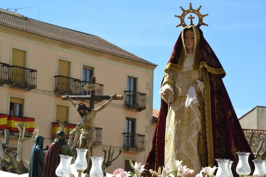 Foto 10 - La Cofrad&iacute;a de la Santa Cruz vuelve a las calles apenas once horas despu&eacute;s con su procesi&oacute;n principal
