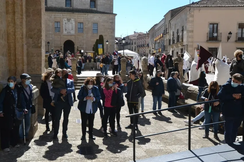 Foto 9 - La Cofrad&iacute;a de la Santa Cruz vuelve a las calles apenas once horas despu&eacute;s con su procesi&oacute;n principal