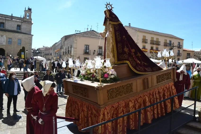 Foto 8 - La Cofrad&iacute;a de la Santa Cruz vuelve a las calles apenas once horas despu&eacute;s con su procesi&oacute;n principal