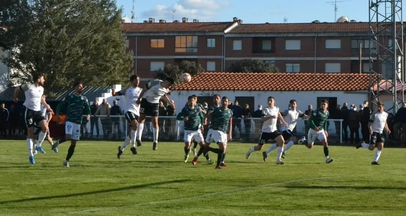 Foto 8 - El Guijuelo gana en el descuento al Ciudad Rodrigo y ambos se quedan a las puertas de sus desenlaces