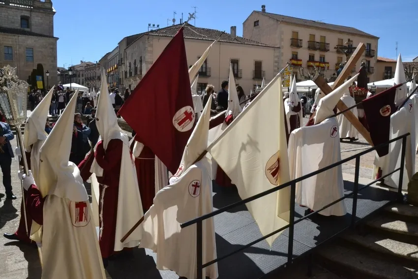 Foto 6 - La Cofrad&iacute;a de la Santa Cruz vuelve a las calles apenas once horas despu&eacute;s con su procesi&oacute;n principal
