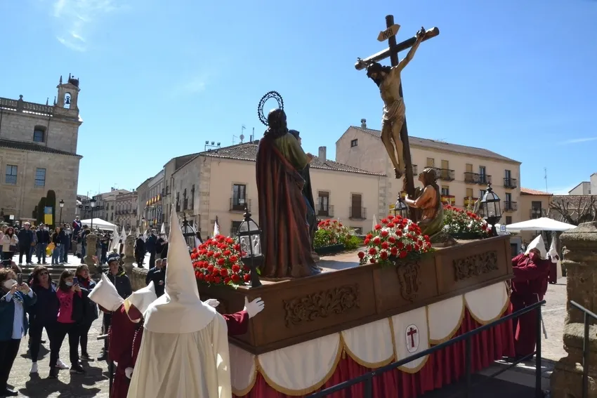 Foto 5 - La Cofrad&iacute;a de la Santa Cruz vuelve a las calles apenas once horas despu&eacute;s con su procesi&oacute;n principal