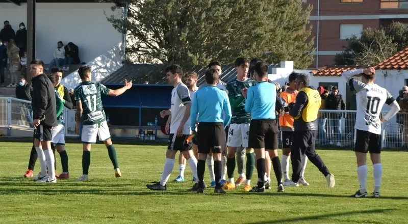 Foto 5 - El Guijuelo gana en el descuento al Ciudad Rodrigo y ambos se quedan a las puertas de sus desenlaces