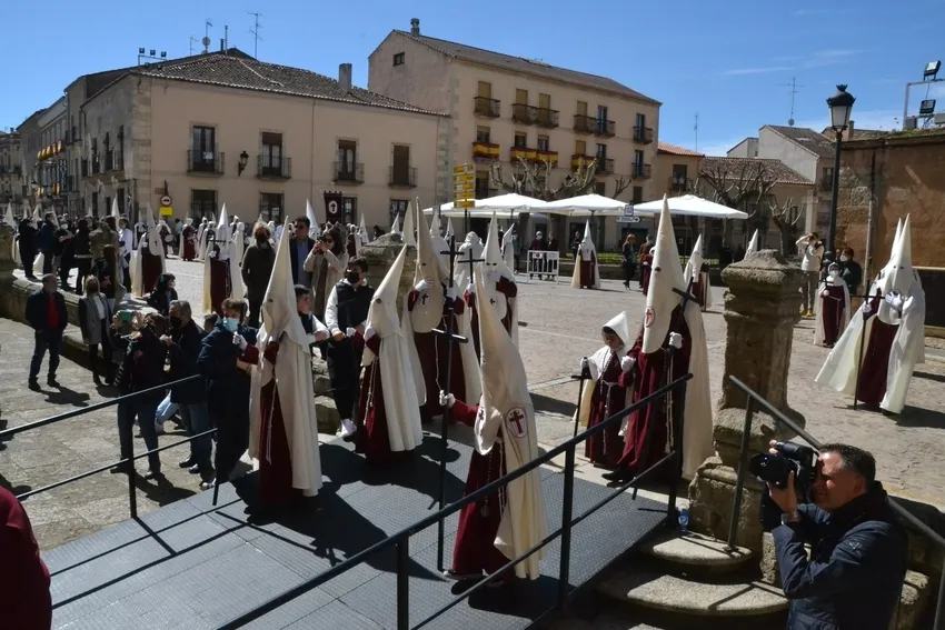 Foto 3 - La Cofrad&iacute;a de la Santa Cruz vuelve a las calles apenas once horas despu&eacute;s con su procesi&oacute;n principal
