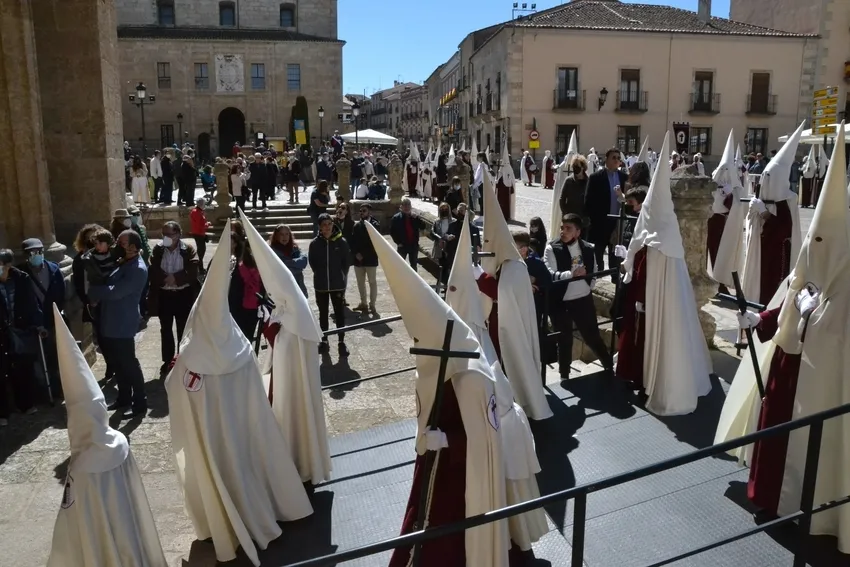 Foto 2 - La Cofrad&iacute;a de la Santa Cruz vuelve a las calles apenas once horas despu&eacute;s con su procesi&oacute;n principal