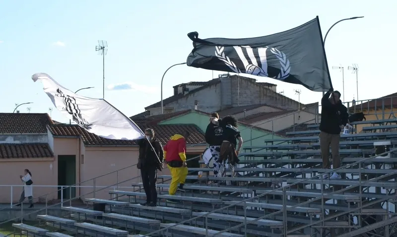 Foto 2 - El Guijuelo gana en el descuento al Ciudad Rodrigo y ambos se quedan a las puertas de sus desenlaces