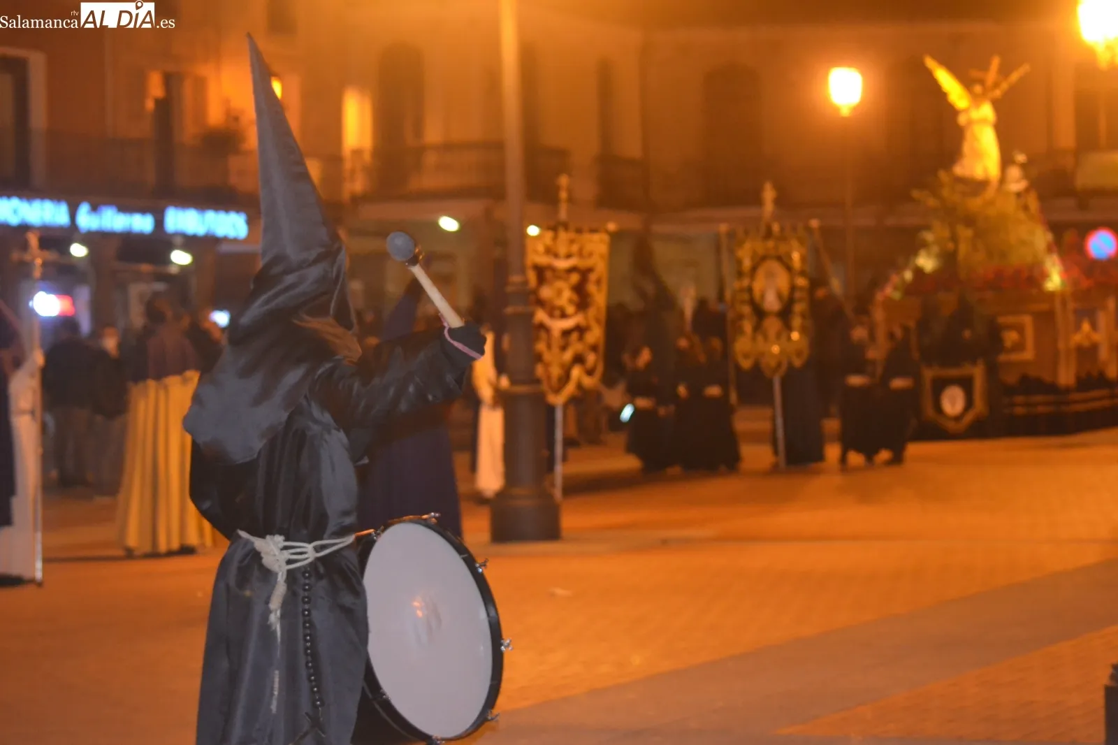 Foto 2 - El Santo Entierro se vive en Pe&ntilde;aranda entre miles de personas, oraci&oacute;n y emociones