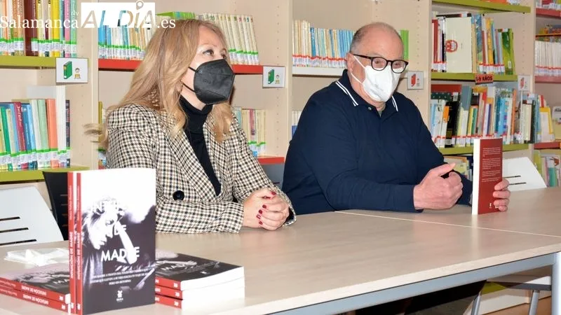 El escritor Mateo Vallejo y la concejala Rosa del Pozo en la presentación del libro