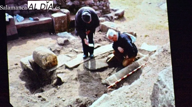 Una placa en recuerdo de la figura del Maestro se descubrió en el acto de homenaje al que asistió su familia
