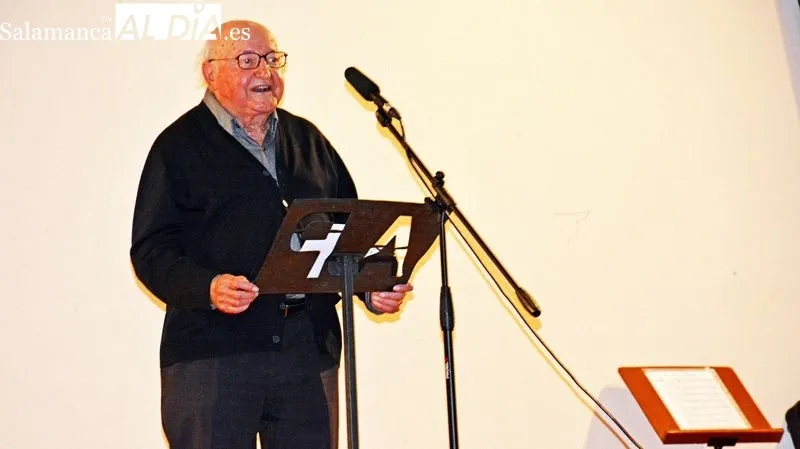 Una placa en recuerdo de la figura del Maestro se descubrió en el acto de homenaje al que asistió su familia