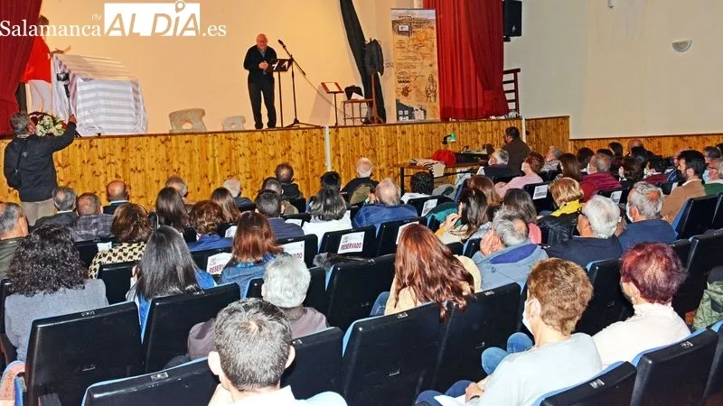 Una placa en recuerdo de la figura del Maestro se descubrió en el acto de homenaje al que asistió su familia