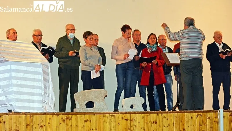 Una placa en recuerdo de la figura del Maestro se descubrió en el acto de homenaje al que asistió su familia