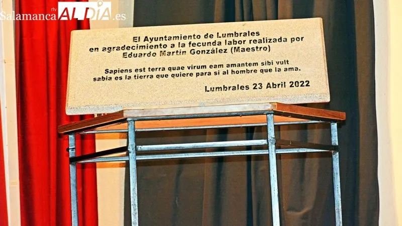 Una placa en recuerdo de la figura del Maestro se descubrió en el acto de homenaje al que asistió su familia