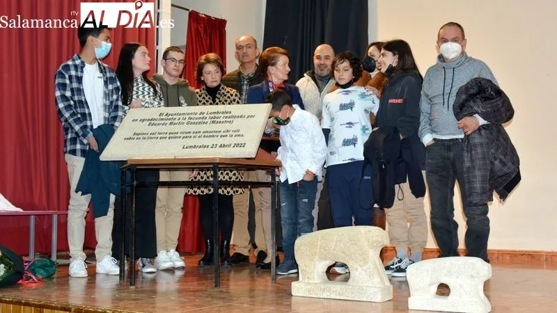 Una placa en recuerdo de la figura del Maestro se descubrió en el acto de homenaje al que asistió su familia