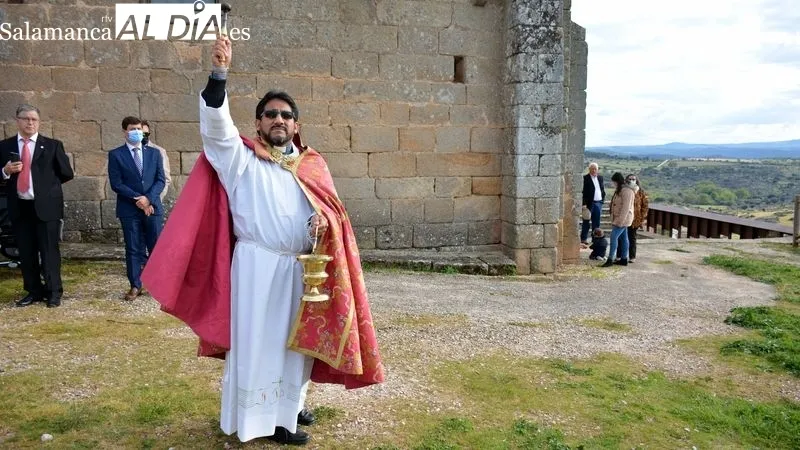 La imagen del Cristo de la Misericordia es llevada en procesión a la ermita