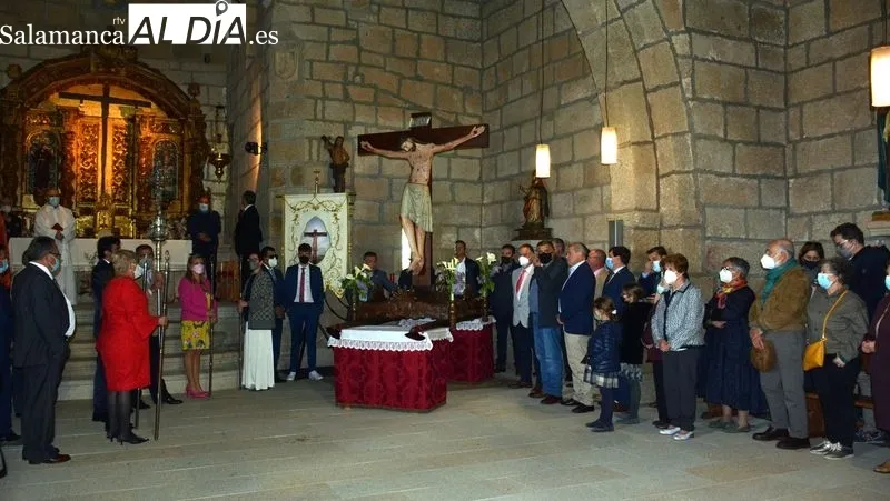 La imagen del Cristo de la Misericordia es llevada en procesión a la ermita