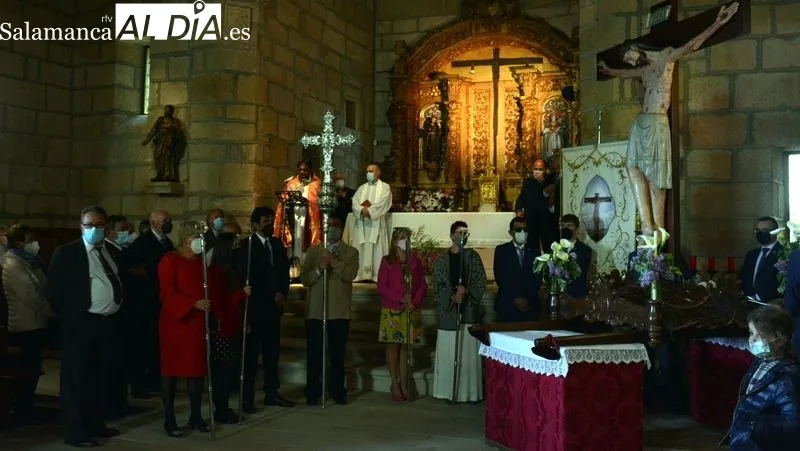 La imagen del Cristo de la Misericordia es llevada en procesión a la ermita