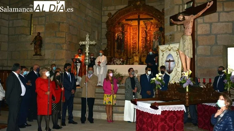 La imagen del Cristo de la Misericordia es llevada en procesión a la ermita