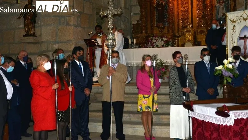La imagen del Cristo de la Misericordia es llevada en procesión a la ermita