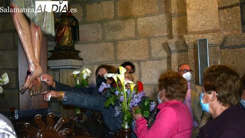 La imagen del Cristo de la Misericordia es llevada en procesión a la ermita