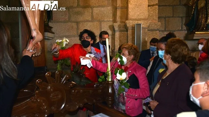 La imagen del Cristo de la Misericordia es llevada en procesión a la ermita