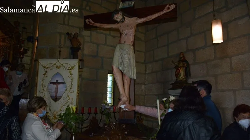 La imagen del Cristo de la Misericordia es llevada en procesión a la ermita