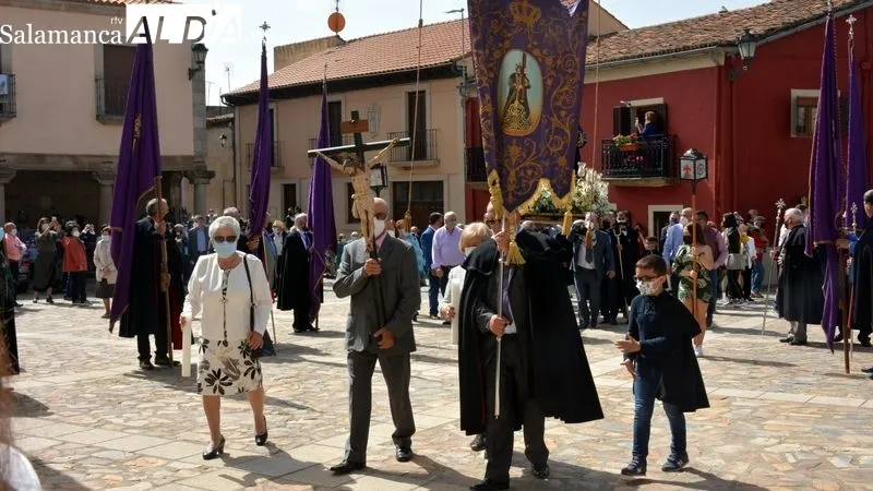 La imagen de Jesús Nazareno fue llevada en procesión desde su ermita a la iglesia parroquial