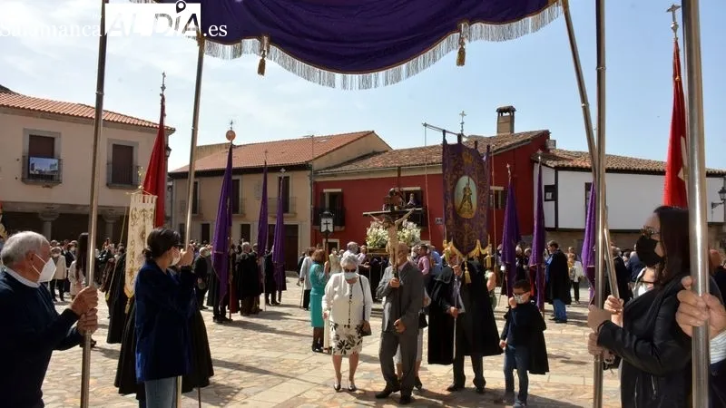La imagen de Jesús Nazareno fue llevada en procesión desde su ermita a la iglesia parroquial