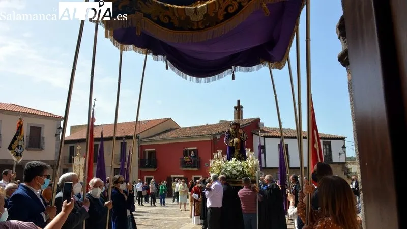 La imagen de Jesús Nazareno fue llevada en procesión desde su ermita a la iglesia parroquial