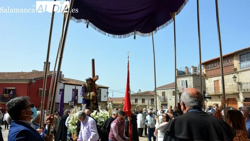 La imagen de Jesús Nazareno fue llevada en procesión desde su ermita a la iglesia parroquial