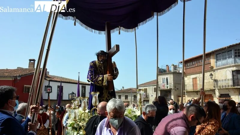 La imagen de Jesús Nazareno fue llevada en procesión desde su ermita a la iglesia parroquial