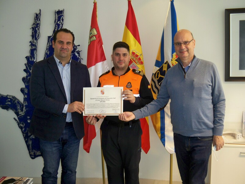 El alcalde, David Mingo, y el concejal de Policía y Seguridad Ciudadana, entregan el diploma al jefe de Protección Civil, Álvaro Alaguero
