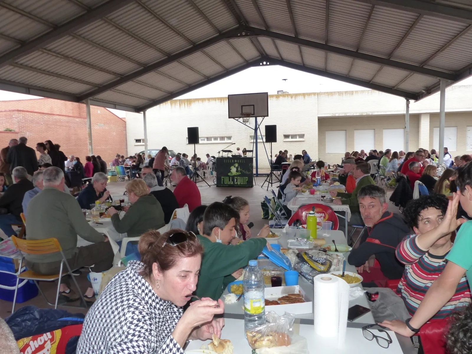 Foto 6 - Cientos de vecinos despiden con una paellada las Fiestas del Voto en Villoria