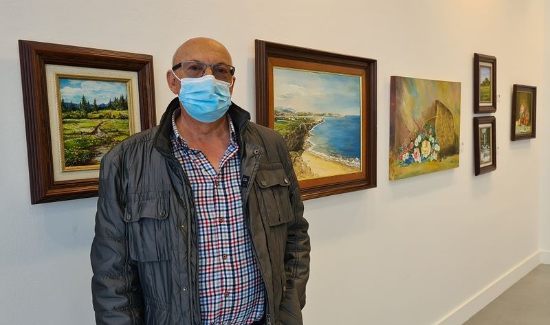 Paco Nieto junto a algunas de sus obras en el Centro Julián Sánchez El Charro