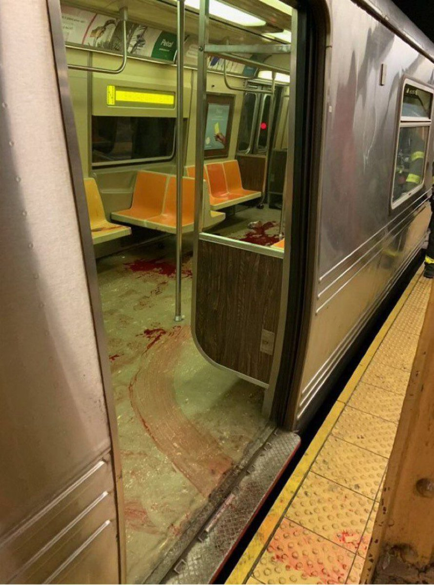 Disparan a varias personas en el metro de Nueva York y hallan artefactos explosivos