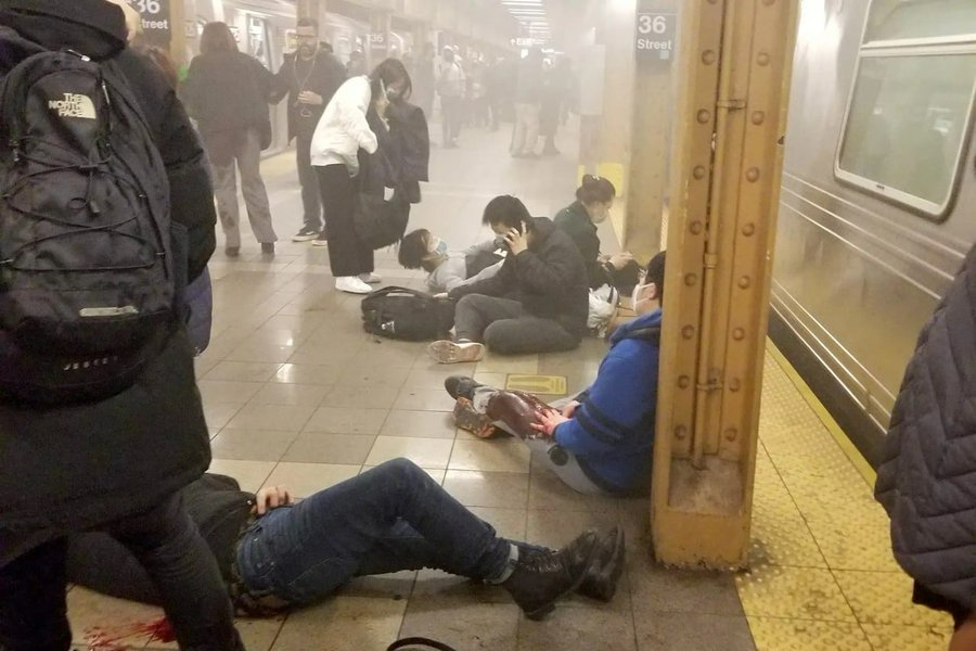 Revuelo en una estación neoyorquina después del ataque / Twitter
