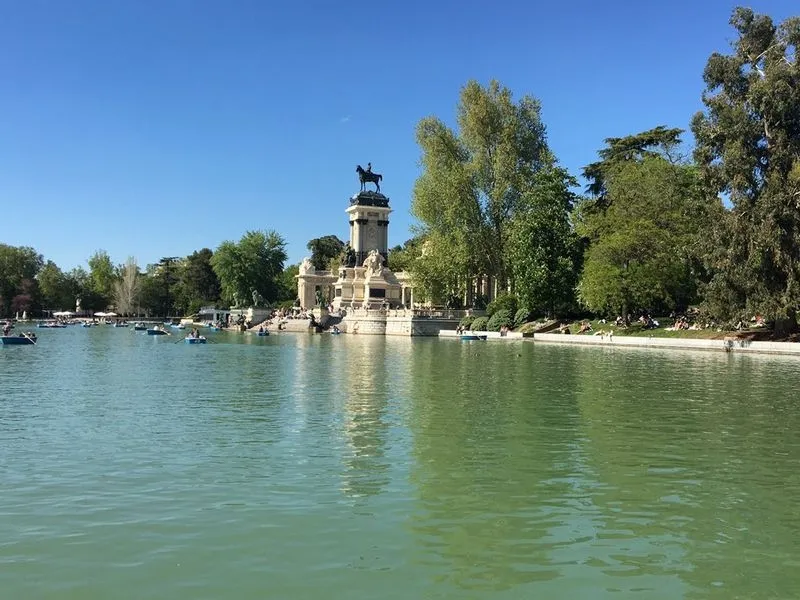 Salmantinos celebrando el Lunes de Aguas en el parque del Retiro, en Madrid. Foto de Alumni Usal
