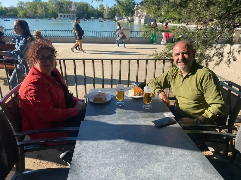 Salmantinos celebrando el Lunes de Aguas en el parque del Retiro, en Madrid. Foto de Alumni Usal