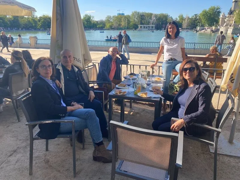 Salmantinos celebrando el Lunes de Aguas en el parque del Retiro, en Madrid. Foto de Alumni Usal