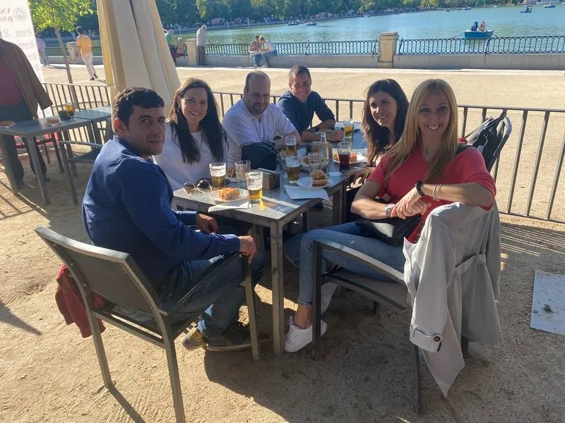 Salmantinos celebrando el Lunes de Aguas en el parque del Retiro, en Madrid. Foto de Alumni Usal